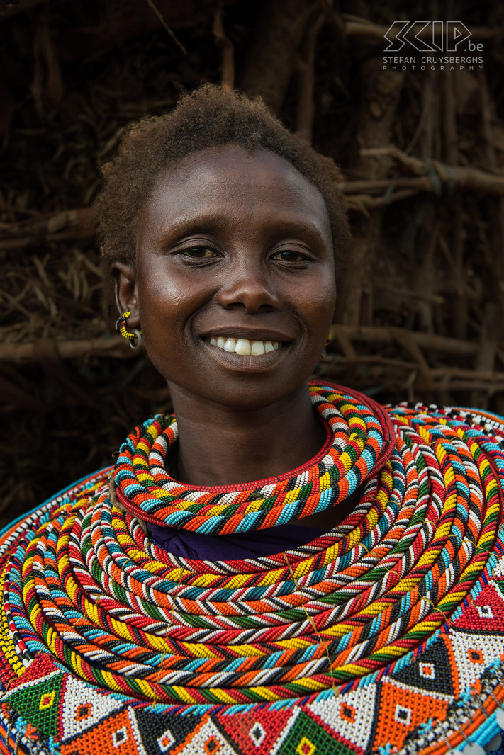 Suguta Marma - Samburu vrouw Na een lange reis kwamen we aan in het Samburu district in de regio van Maralal, Kisima en Suguta Marma. We kampeerden nabij de hut van onze Samburu vriend Lenaon in Suguta Marma. Dit is een foto van zijn vrouw Diana. <br />
<br />
De Samburu stammen zijn verwant met de meer bekende Masai en ze wonen in het noorden van Kenia. Het is een krijger-ras van semi-nomadische veehouders die runderen, schapen, geiten en kamelen hebben. De Samburu zijn trots op hun cultuur en tradities en koesteren nog steeds de gewoonten en ceremonies van hun voorouders. Stefan Cruysberghs